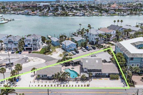 House in Treasure Island, Florida 8 bedrooms, 373.56 sq.m. № 1872973 - photo 1