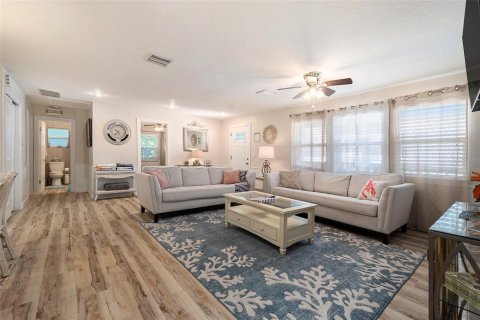 House in Treasure Island, Florida 8 bedrooms, 373.56 sq.m. № 1872973 - photo 26
