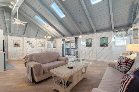 House in Treasure Island, Florida 8 bedrooms, 373.56 sq.m. № 1872973 - photo 15