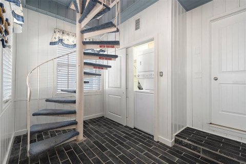 House in Treasure Island, Florida 8 bedrooms, 373.56 sq.m. № 1872973 - photo 19