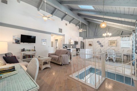 House in Treasure Island, Florida 8 bedrooms, 373.56 sq.m. № 1872973 - photo 11
