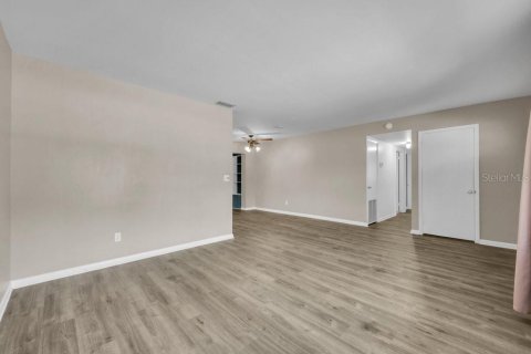 House in Brandon, Florida 3 bedrooms, 128.58 sq.m. № 2308268 - photo 8