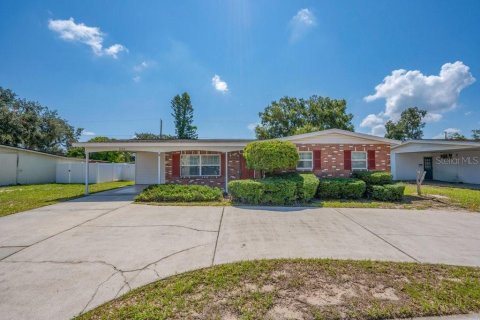 House in Brandon, Florida 3 bedrooms, 128.58 sq.m. № 2308268
