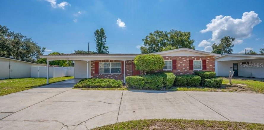 House in Brandon, Florida 3 bedrooms, 128.58 sq.m. № 2308268