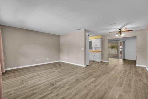 House in Brandon, Florida 3 bedrooms, 128.58 sq.m. № 2308268 - photo 5