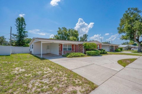 House in Brandon, Florida 3 bedrooms, 128.58 sq.m. № 2308268 - photo 3