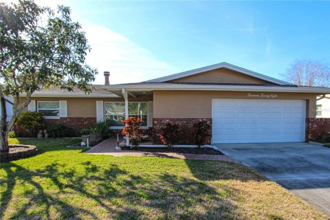 House in Dunedin, Florida 3 bedrooms, 146.14 sq.m. № 1615594 - photo 1