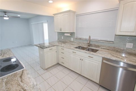House in Dunedin, Florida 3 bedrooms, 146.14 sq.m. № 1615594 - photo 11