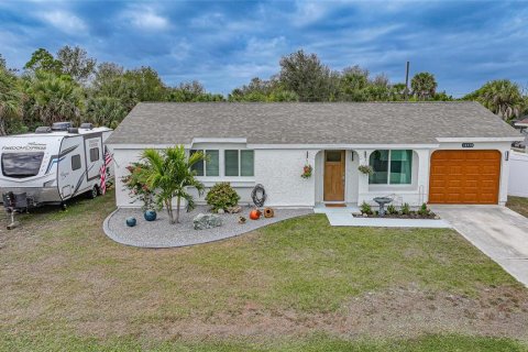 House in Port Charlotte, Florida 3 bedrooms, 86.68 sq.m. № 2202439 - photo 4