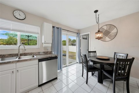 House in Port Charlotte, Florida 3 bedrooms, 86.68 sq.m. № 2202439 - photo 10