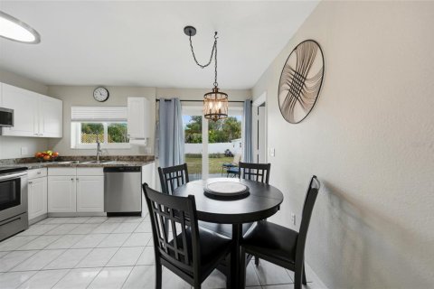 House in Port Charlotte, Florida 3 bedrooms, 86.68 sq.m. № 2202439 - photo 9