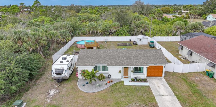 House in Port Charlotte, Florida 3 bedrooms, 86.68 sq.m. № 2202439