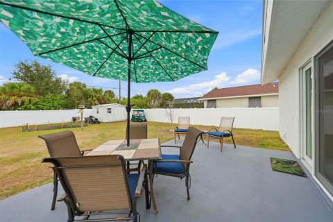 House in Port Charlotte, Florida 3 bedrooms, 86.68 sq.m. № 2202439 - photo 24