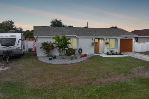 House in Port Charlotte, Florida 3 bedrooms, 86.68 sq.m. № 2202439 - photo 5