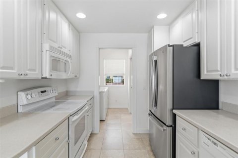 Townhouse in Sarasota, Florida 3 bedrooms, 155.33 sq.m. № 2145191 - photo 13