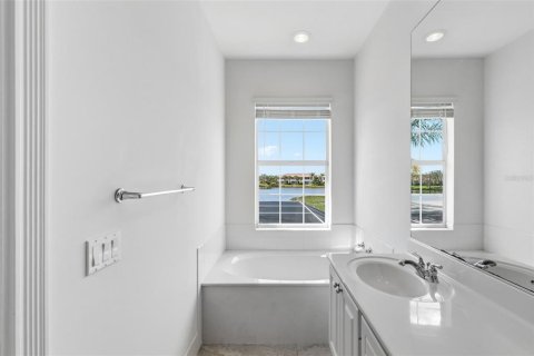 Townhouse in Sarasota, Florida 3 bedrooms, 155.33 sq.m. № 2145191 - photo 18