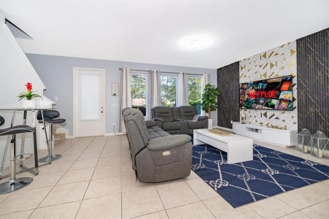 Townhouse in Davenport, Florida 3 bedrooms, 200.67 sq.m. № 2218589 - photo 9