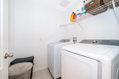 Townhouse in Davenport, Florida 3 bedrooms, 200.67 sq.m. № 2218589 - photo 12