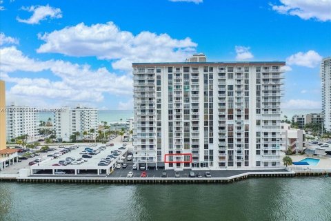 Copropriété à louer à Hollywood, Floride: 2 chambres № 1960371 - photo 1