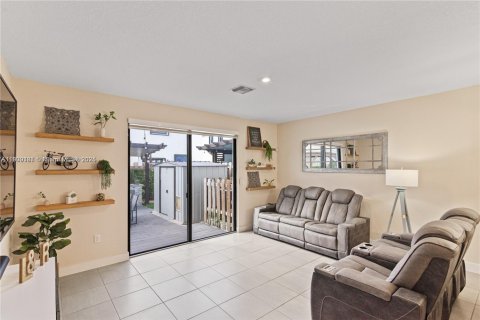 Townhouse in Homestead, Florida 3 bedrooms, 142.14 sq.m. № 1953805 - photo 16