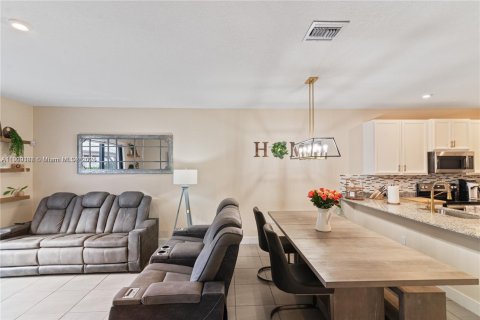Townhouse in Homestead, Florida 3 bedrooms, 142.14 sq.m. № 1953805 - photo 11