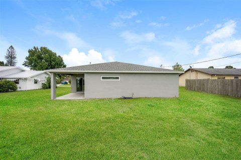 House in Port St. Lucie, Florida 3 bedrooms, 147.71 sq.m. № 2028403 - photo 15