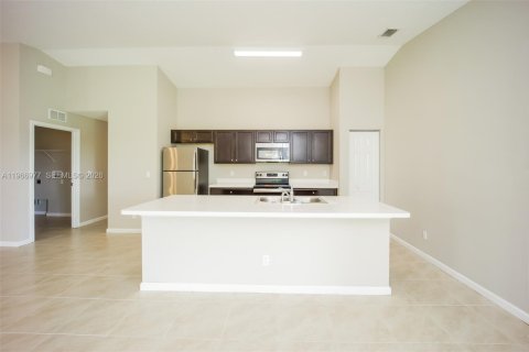 House in Port St. Lucie, Florida 3 bedrooms, 147.71 sq.m. № 2028403 - photo 6