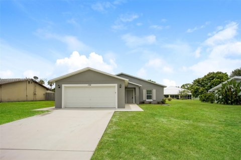House in Port St. Lucie, Florida 3 bedrooms, 147.71 sq.m. № 2028403 - photo 1