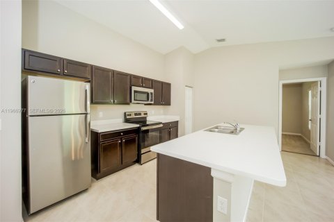 House in Port St. Lucie, Florida 3 bedrooms, 147.71 sq.m. № 2028403 - photo 7