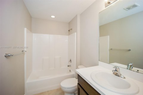 House in Port St. Lucie, Florida 3 bedrooms, 147.71 sq.m. № 2028403 - photo 13