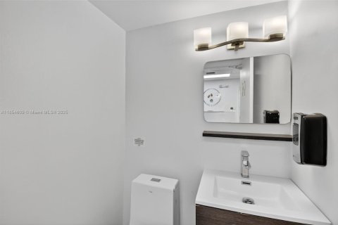 Commercial property in Hallandale Beach, Florida № 1921835 - photo 15