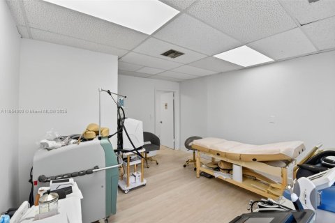 Commercial property in Hallandale Beach, Florida № 1921835 - photo 14