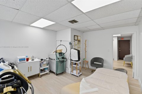 Commercial property in Hallandale Beach, Florida № 1921835 - photo 13