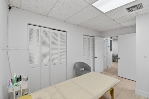 Commercial property in Hallandale Beach, Florida № 1921835 - photo 5