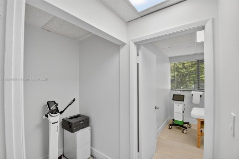 Commercial property in Hallandale Beach, Florida № 1921835 - photo 8