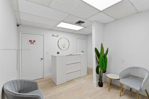 Commercial property in Hallandale Beach, Florida № 1921835 - photo 3