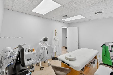 Commercial property in Hallandale Beach, Florida № 1921835 - photo 11