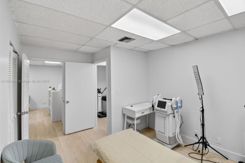 Commercial property in Hallandale Beach, Florida № 1921835 - photo 4