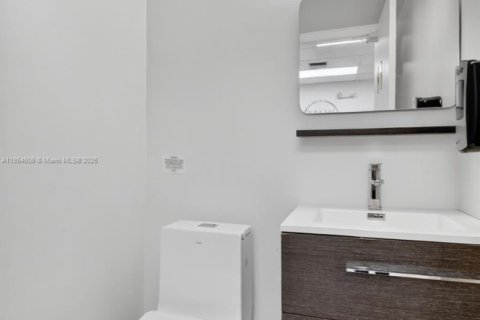 Commercial property in Hallandale Beach, Florida № 1921835 - photo 16