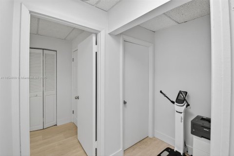 Commercial property in Hallandale Beach, Florida № 1921835 - photo 6