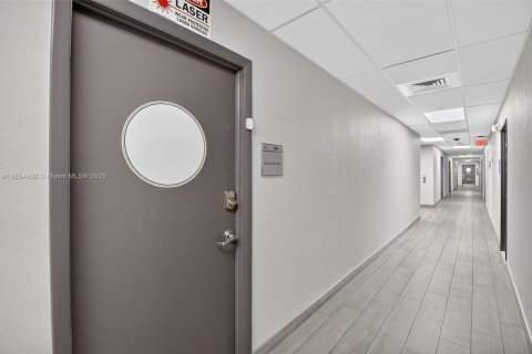 Commercial property in Hallandale Beach, Florida № 1921835 - photo 2