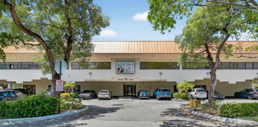 Commercial property in Hallandale Beach, Florida № 1921835