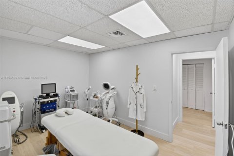 Commercial property in Hallandale Beach, Florida № 1921835 - photo 10