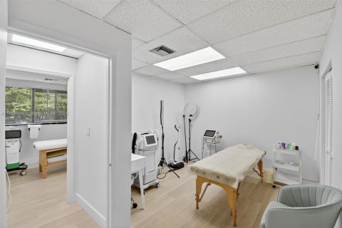 Commercial property in Hallandale Beach, Florida № 1921835 - photo 7