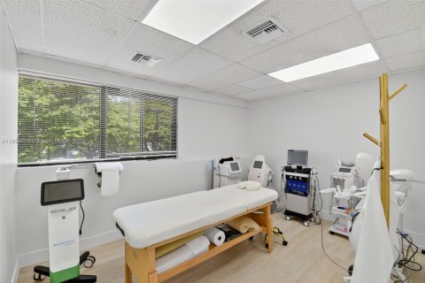 Commercial property in Hallandale Beach, Florida № 1921835 - photo 9