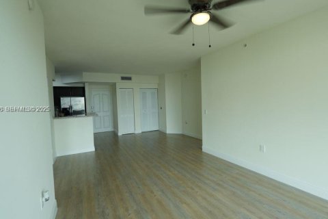 Снять в аренду квартиру в Майами, Флорида 2 спальни, 23539.76м2, № 1993138 - фото 8