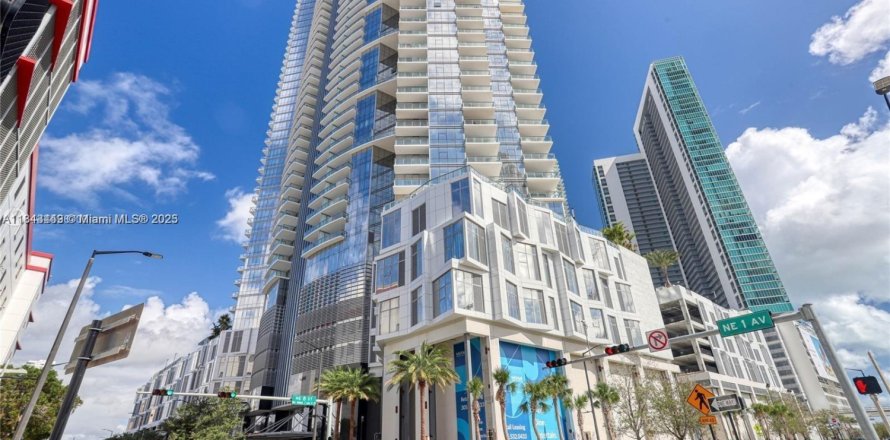 Condominio en Miami, Florida, 1 dormitorio  № 1840877