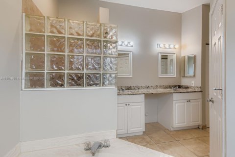 House in Miramar, Florida 3 bedrooms, 163.51 sq.m. № 1930310 - photo 17