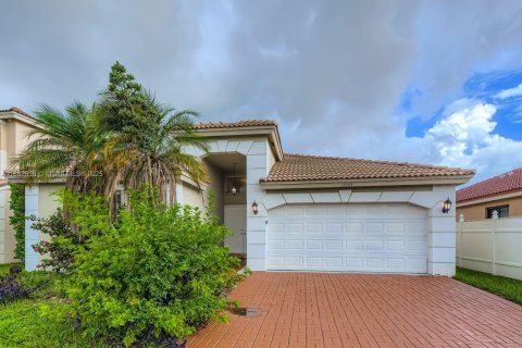 House in Miramar, Florida 3 bedrooms, 163.51 sq.m. № 1930310 - photo 1