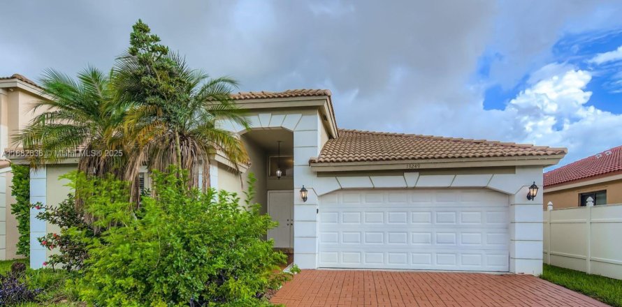 House in Miramar, Florida 3 bedrooms, 163.51 sq.m. № 1930310